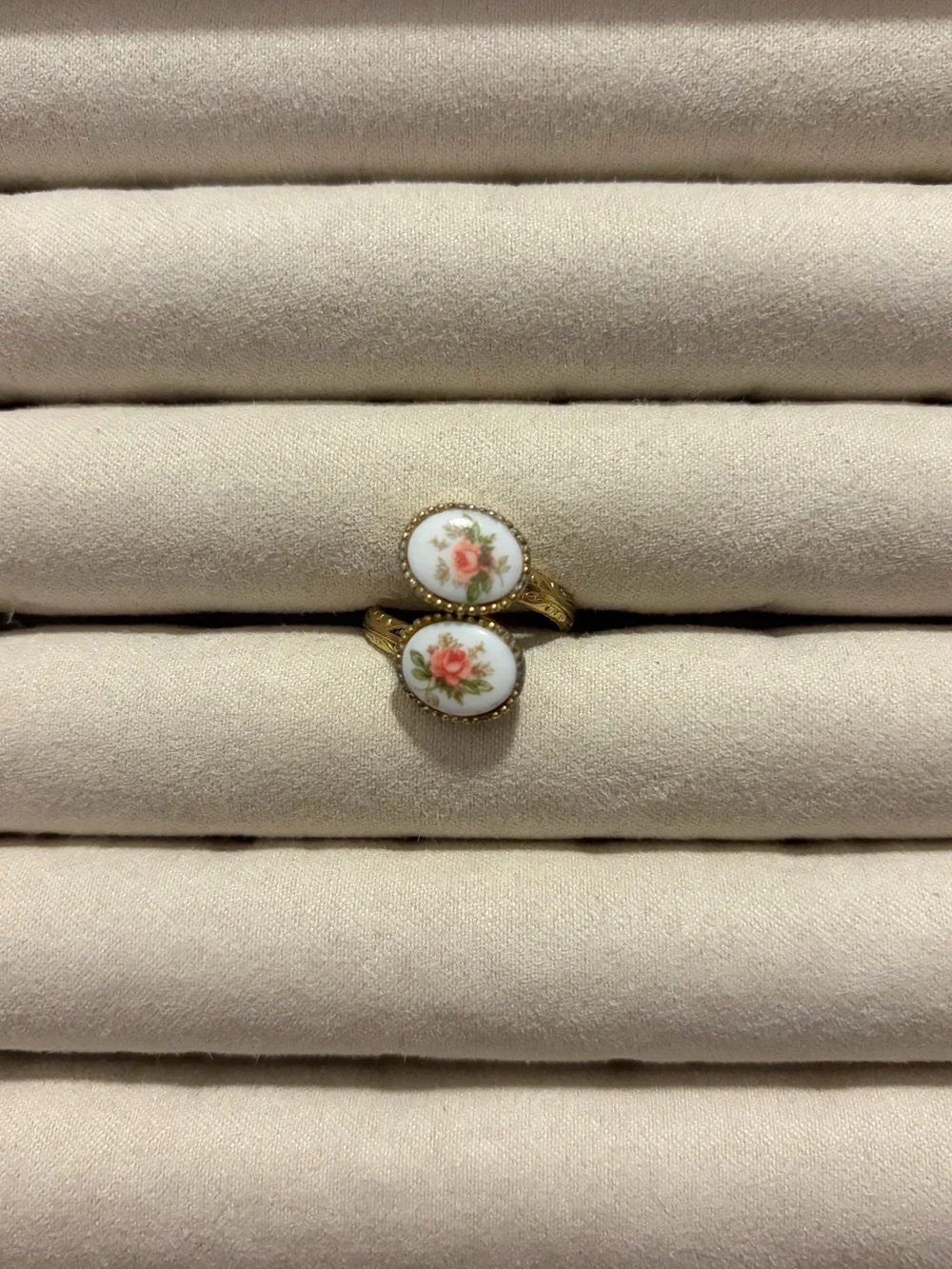 Vintage Sarah Coventry Sweet Briar Porcelain Rose Ring Adjustable- Cottagecore - Picture 3 of 9